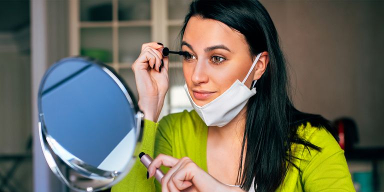 حيل بسيطة لثبات أحمر الشفاه وكريم الأساس تحت الكمامة