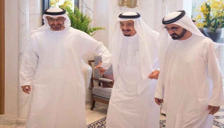الملك سلمان بن عبدالعزيز يتوسط الشيخ محمد بن راشد والشيخ محمد بن زايد