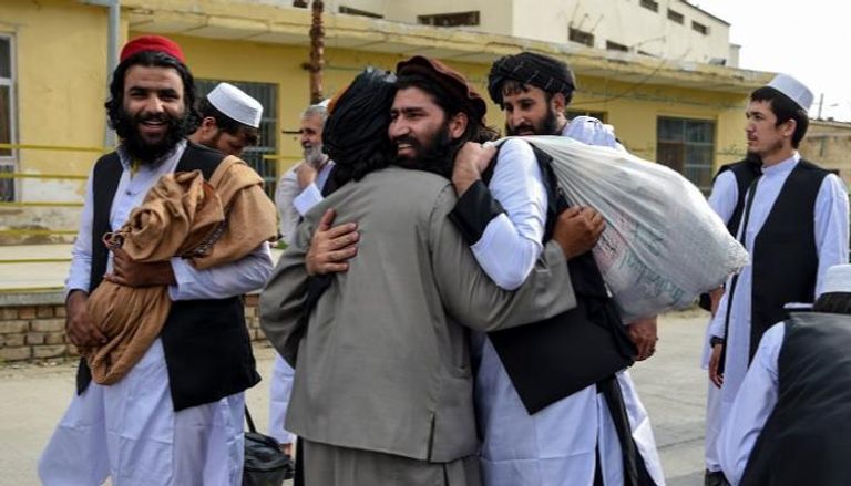 عناصر من حركة طالبان الأفغانية بعد الإفراج عنهم - الفرنسية