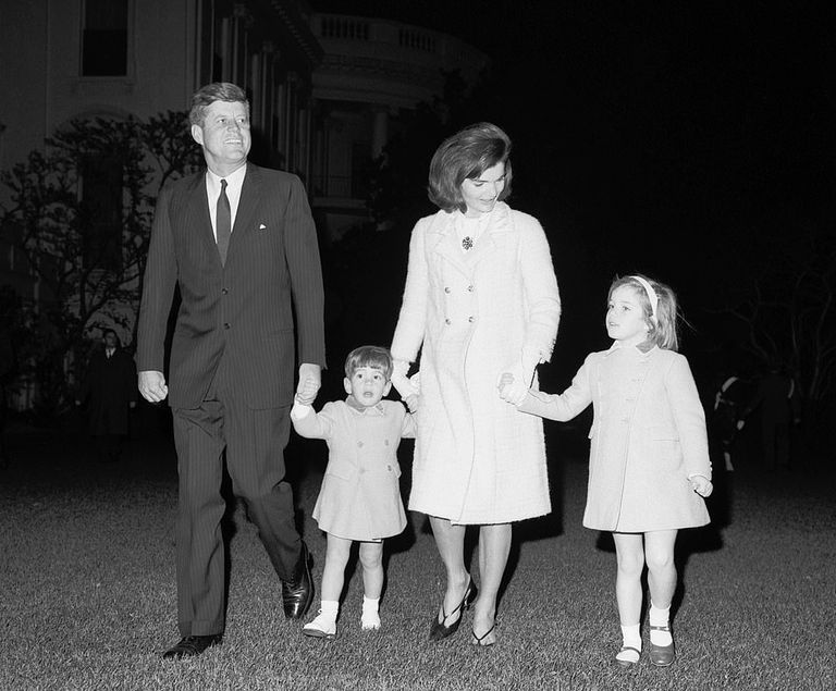 ترامب يحتضن حفيديه بعد تجمع انتخابي