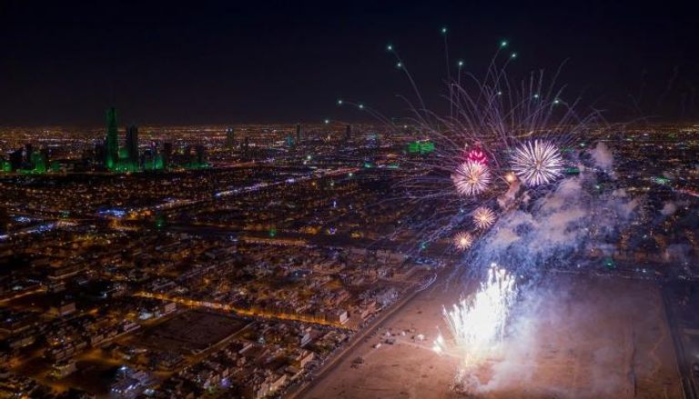 الألعاب النارية تضيء سماء الرياض ابتهاجاً باليوم الوطني السعودي