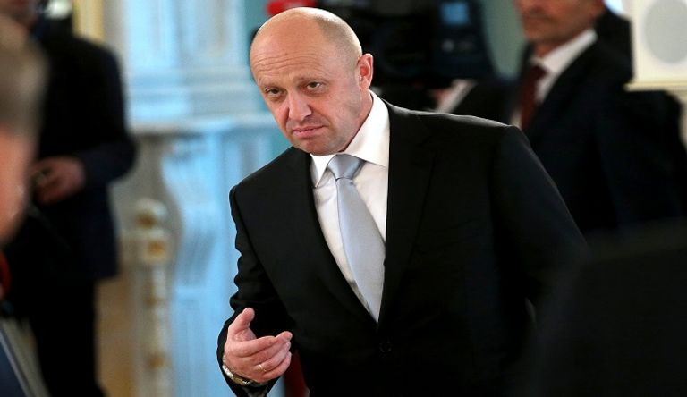 يفغيني بريغوجين يقدم طعاما لبوتين في إحدى المناسبات