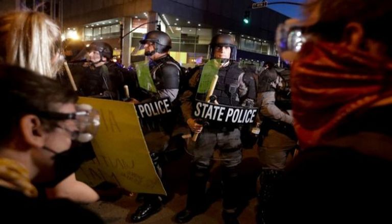 عناصر من الشرطة الأمريكية في مواجهة متظاهرين بكنتاكي