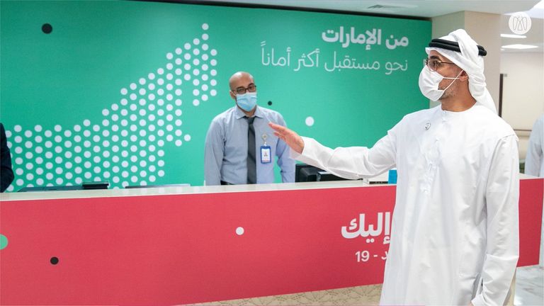 الشيخ خالد بن محمد بن زايد آل نهيان أثناء تلقيه جرعة من لقاح كورونا