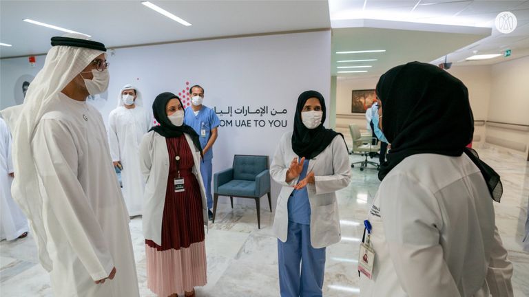 الشيخ خالد بن محمد بن زايد آل نهيان أثناء تلقيه جرعة من لقاح كورونا