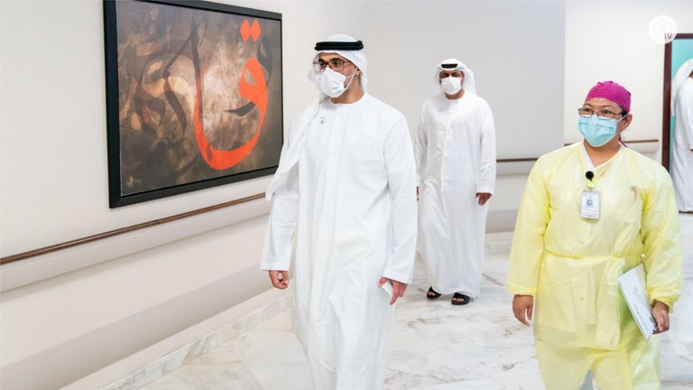 الشيخ خالد بن محمد بن زايد آل نهيان أثناء تلقيه جرعة من لقاح كورونا