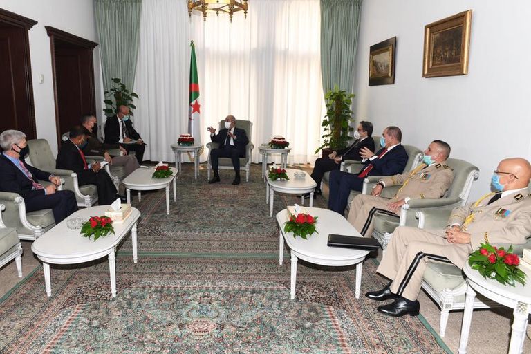 جانب من استقبال الرئيس الجزائري لقائد أفريكوم جانب من استقبال الرئيس الجزائري لقائد أفريكوم