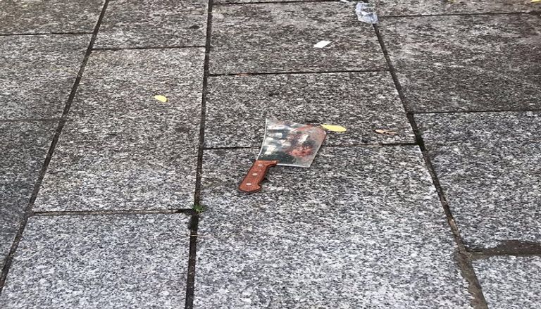 رجال الإسعاف يحملون المصابين إلى المستشفى