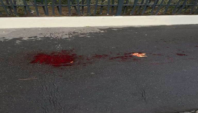 رجال الإسعاف يحملون المصابين إلى المستشفى