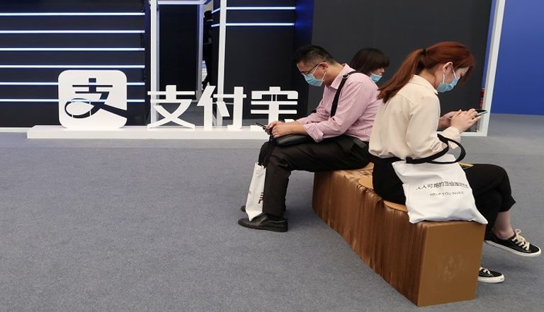 شخص يخضع لاختبار فيروس كورونا