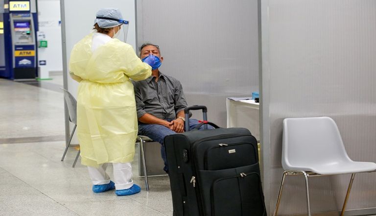 شخص يخضع لاختبار فيروس كورونا