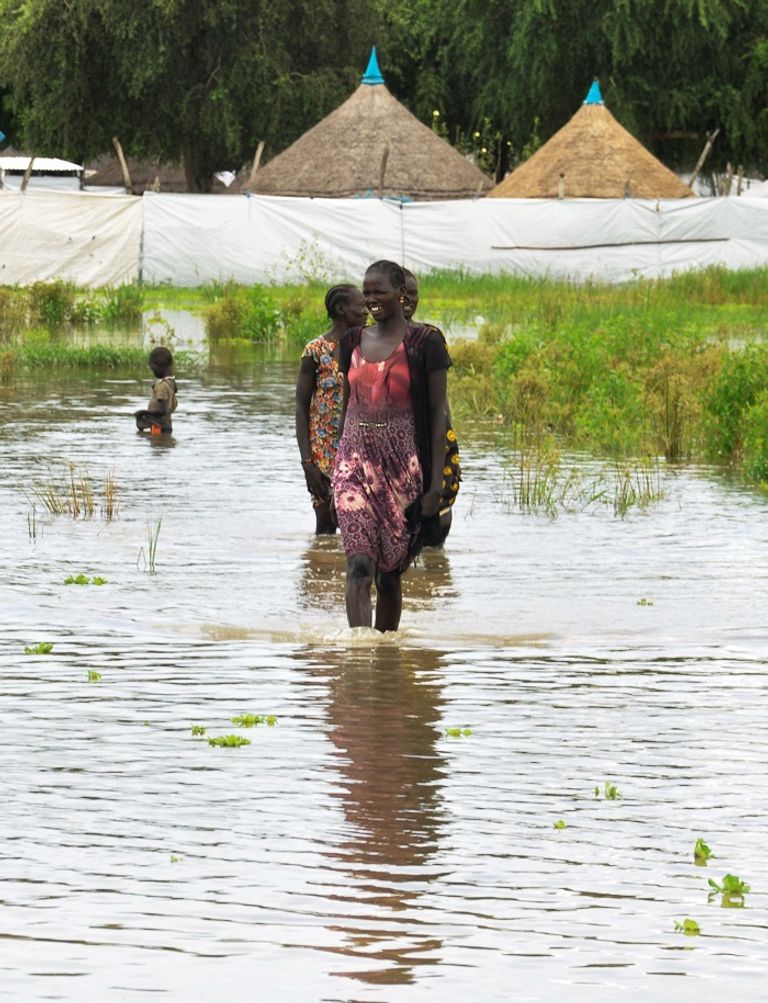 موظفو الأمم المتحدة خلال تجولهم بجنوب السودان