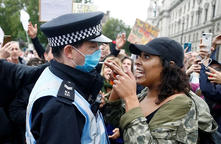 مسنان يرتديان الكمامة في العاصمة الإسبانية مدريد