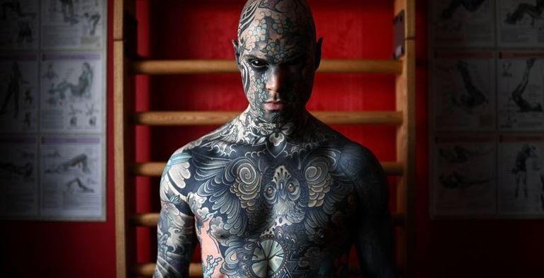 المدرس حليق الرأس يغطي جسمه كاملا بالوشوم