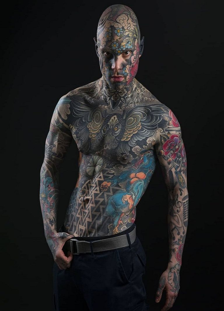 المدرس حليق الرأس يغطي جسمه كاملا بالوشوم