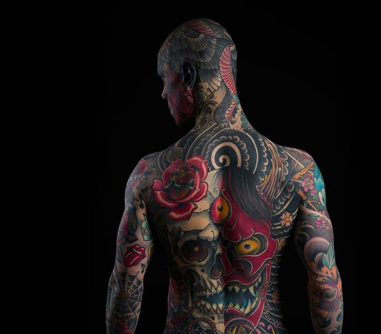 المدرس حليق الرأس يغطي جسمه كاملا بالوشوم