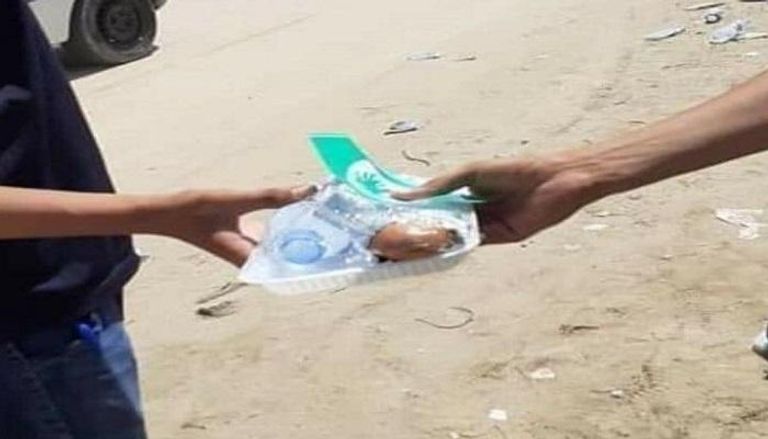 شعارات حزب "تواصل" الإخواني تغلف "وجباتهم" للطلاب الإخوان تستغل العمل الإنساني للدعاية للتنظيم