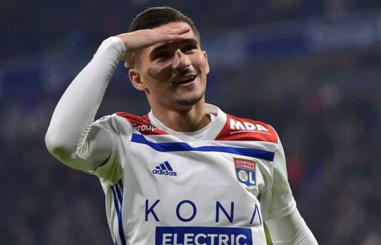 حسام عوار نجم أولمبيك ليون الفرنسي حسام عوار بقميص ليون