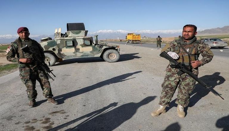 عنصران من الشرطة الأفغانية على أحد الطرق