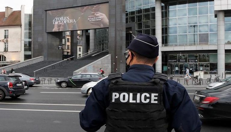 انتشار الشرطة الفرنسية حول موقع الهجوم