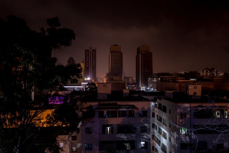 فنزويلا تغرق في ظلام دامس