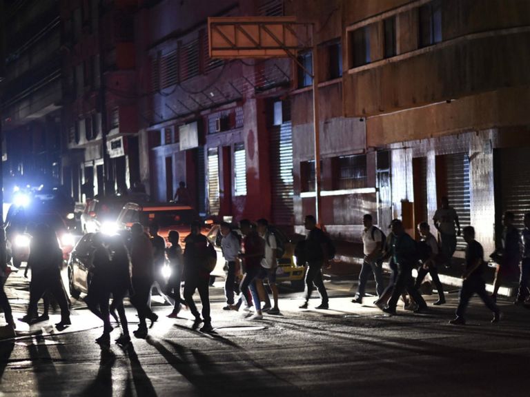 فنزويلا تغرق في ظلام دامس