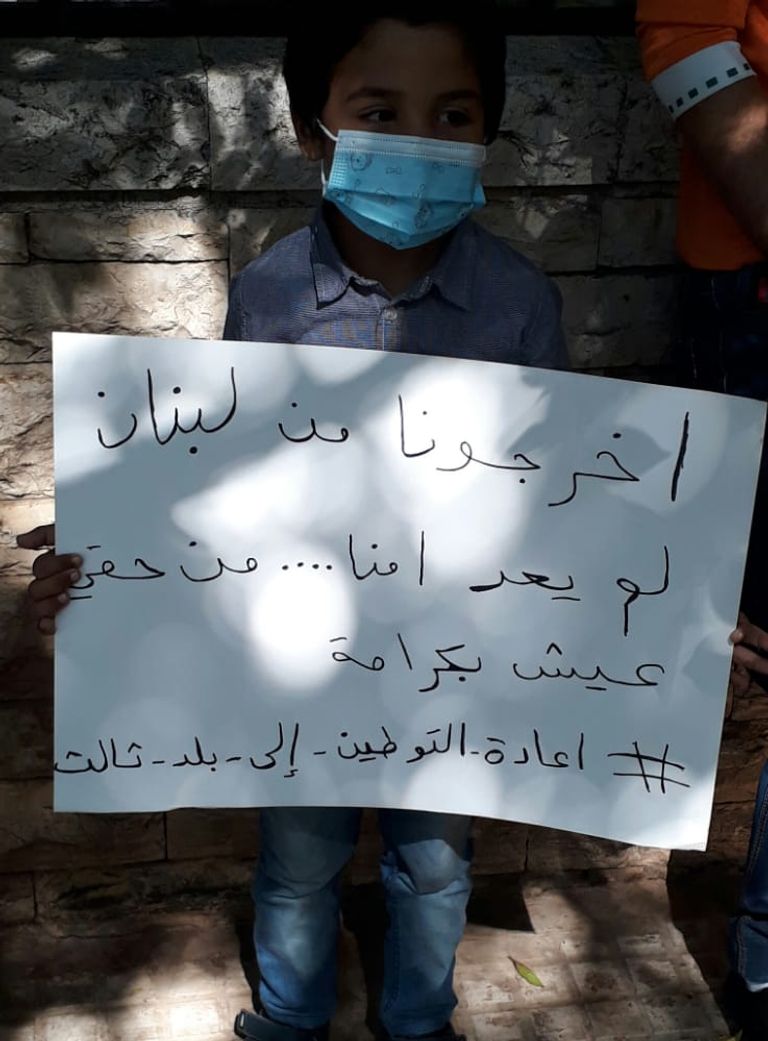 لاجئون سوريون يتظاهرون في لبنان