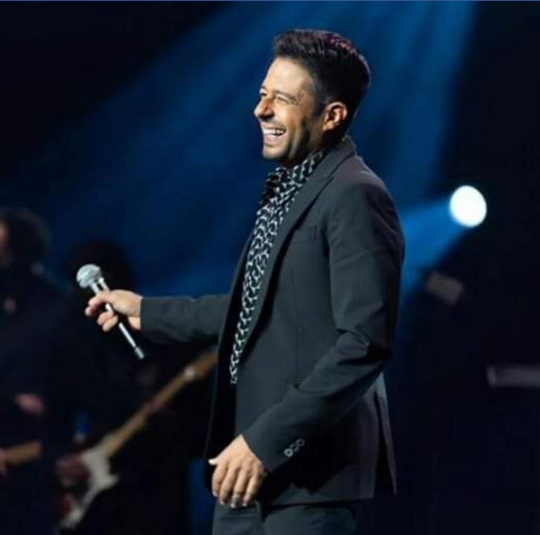 محمد حماقي يشدو بأشهر أغانيه