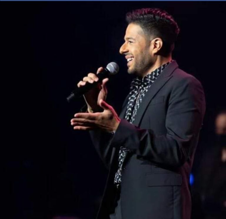 محمد حماقي يشدو بأشهر أغانيه