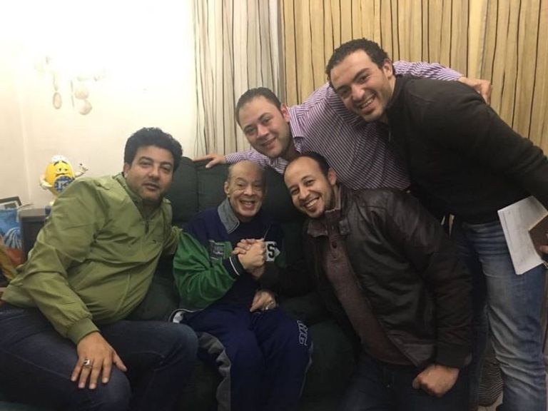 فنانون شباب أثناء زيارتهم للفنان المصري الراحل، المنتصر بالله، من أجل الاطمئنان عليه، بينما ظهر ضاحكا في الصورة.