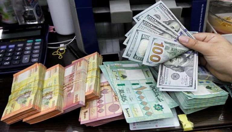 عملات من الدولار الأمريكي والليرة اللبنانية - رويترز