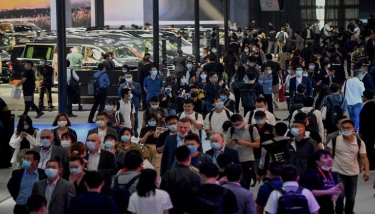 حشد من الزوار في افتتاح معرض بكين للسيارات - أ ف ب