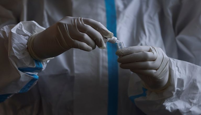 شخص يخضع لاختبار فيروس كورونا