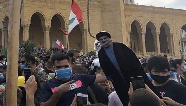 إعدام دمية لزعيم حزب الله خلال مظاهرة سابقة في لبنان
