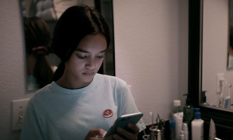 مشهد من الفيلم الوثائقي (المعضلة الاجتماعية)