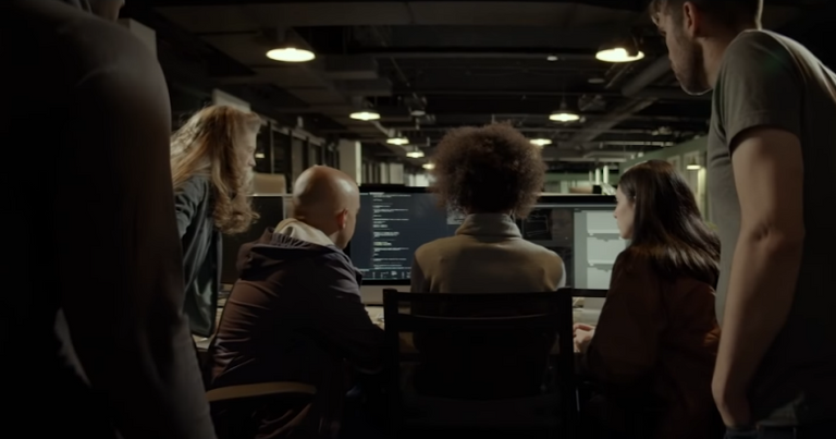 مشهد من الفيلم الوثائقي (المعضلة الاجتماعية)