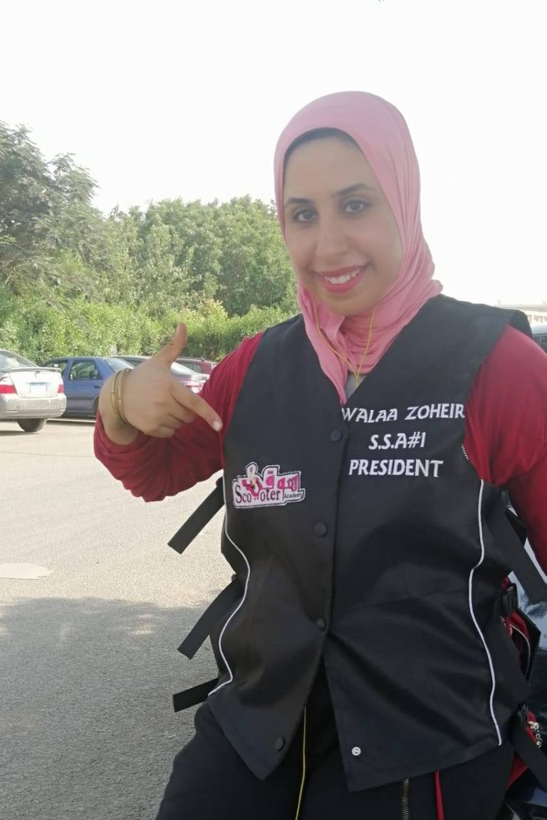 الشابة المصرية ولاء زهير صاحبة مبادرة "سوقي سكوتر" لتعليم الفتيات قيادة السكوتر الشابة المصرية ولاء زهير مع إحدى المتدربات