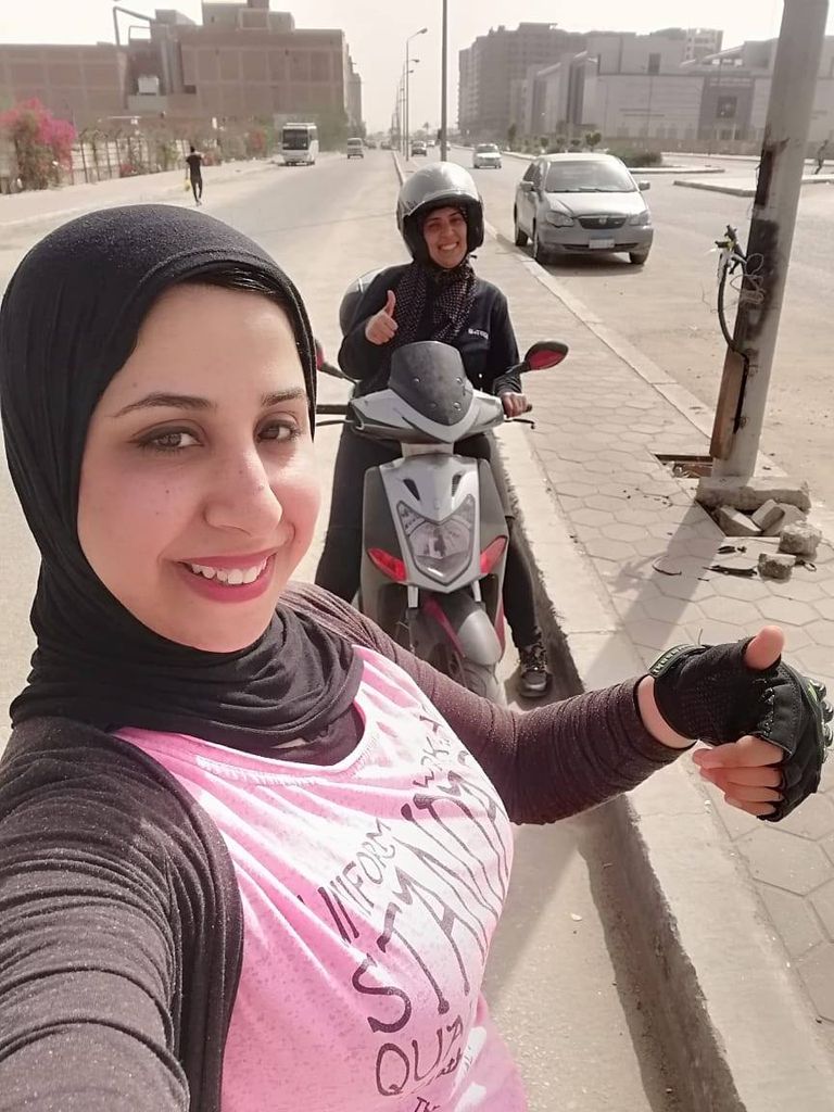 الشابة المصرية ولاء زهير صاحبة مبادرة "سوقي سكوتر" لتعليم الفتيات قيادة السكوتر، تدرب فتاة على القيادة الشابة المصرية ولاء زهير مع إحدى المتدربات
