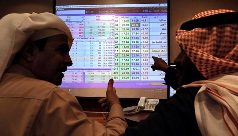 متداول يراقب الأسهم في السوق السعودية - رويترز