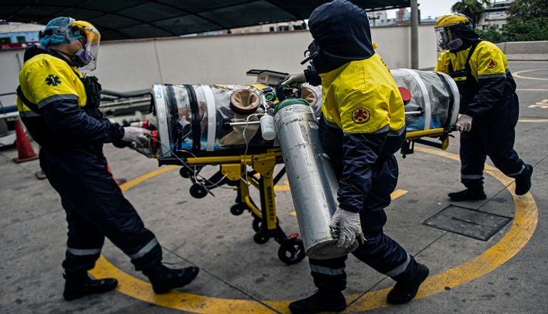 نقل أحد المصابين بكورونا إلي "طائرة الإسعاف"