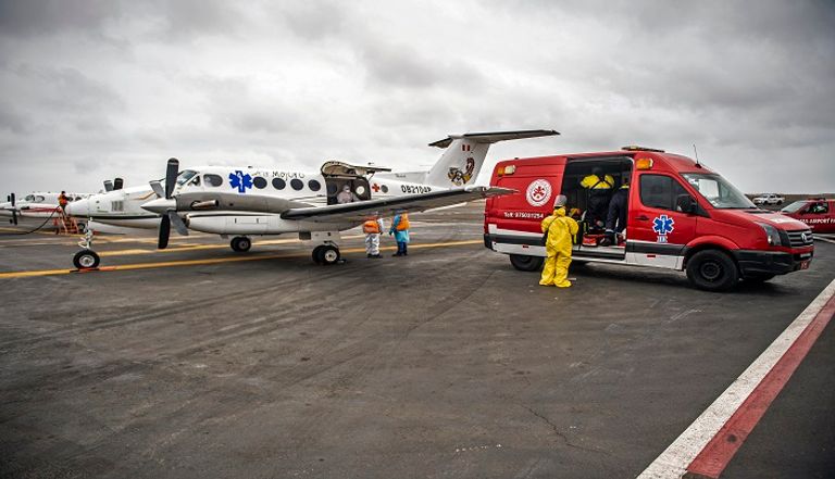 نقل أحد المصابين بكورونا إلي "طائرة الإسعاف"