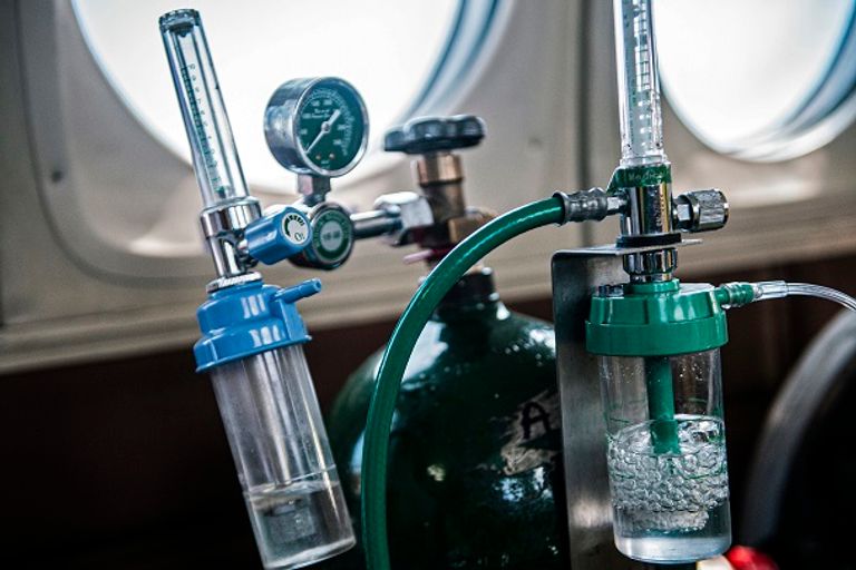 نقل أحد المصابين بكورونا إلي "طائرة الإسعاف"