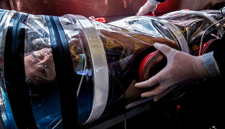 نقل أحد المصابين بكورونا إلي "طائرة الإسعاف"