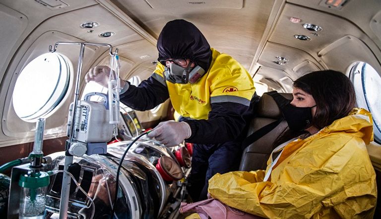 نقل أحد المصابين بكورونا إلي "طائرة الإسعاف"