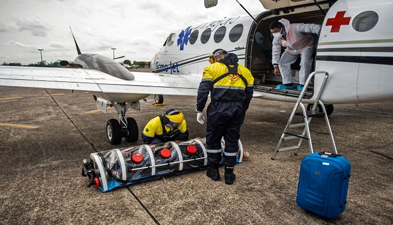 نقل أحد المصابين بكورونا إلي "طائرة الإسعاف"