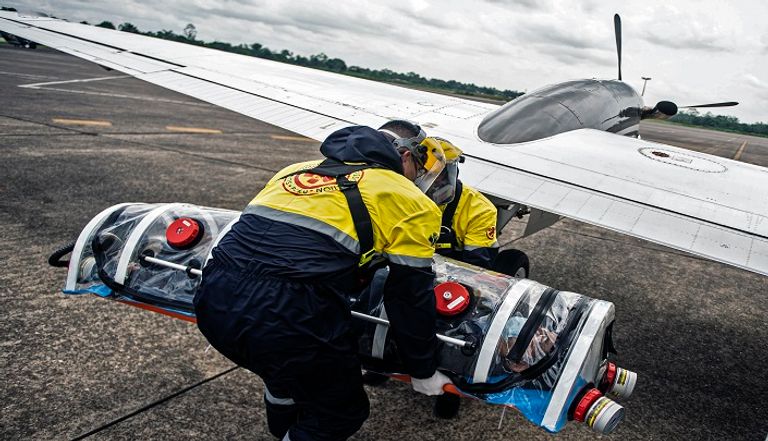 نقل أحد المصابين بكورونا إلي "طائرة الإسعاف"