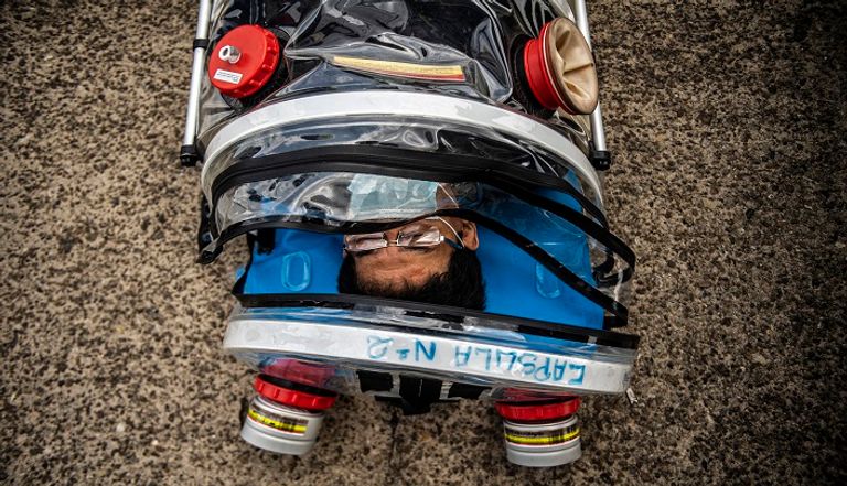 نقل أحد المصابين بكورونا إلي "طائرة الإسعاف"