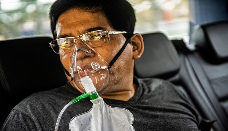 نقل أحد المصابين بكورونا إلي "طائرة الإسعاف"