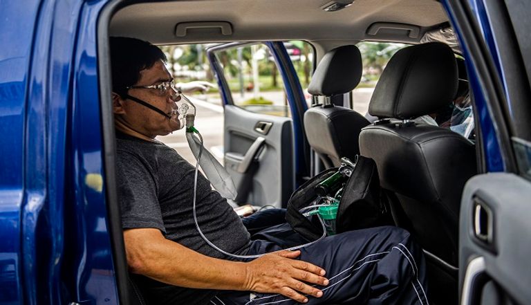 نقل أحد المصابين بكورونا إلي "طائرة الإسعاف"