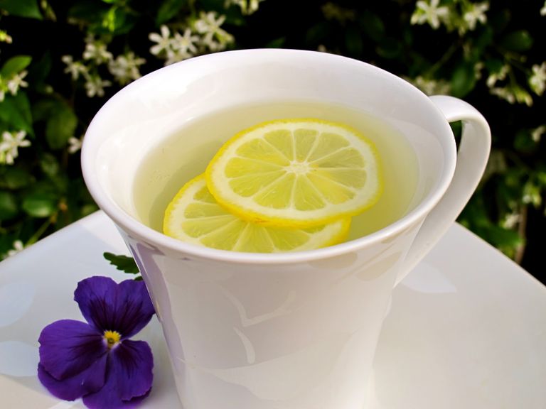 الماء الدافئ والليمون لعلاج التهاب الحلق
